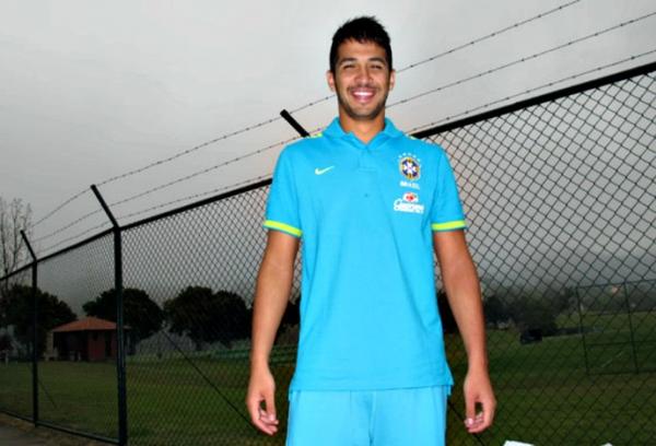 Luan sorri com a camisa da Seleo na Granja Comary: zagueiro disputou o Sul-Americano sub-20 em 2013, quando Brasil foi eliminado ainda na fase de grupos. Na ocasio, defensor foi o capito da equipe