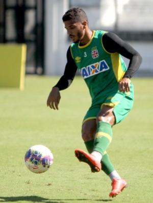Henrique durante treino do Vasco: lateral vai permanecer no clube por mais quatro anos
