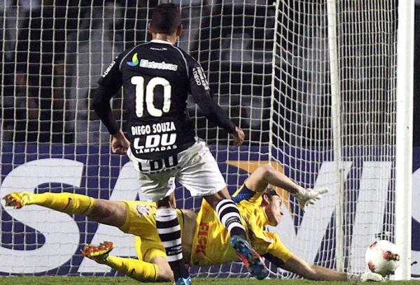Lance fatdico: Diego Souza finaliza para a defesa de Cssio, pela Libertadores de 2012
