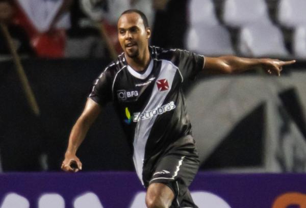 Alecsandro comemorando gol sobre o Botafogo, em julho de 2012