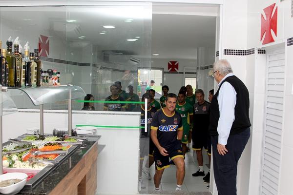 Presidente Eurico Miranda recebe a comisso tcnica e os jogadores no novo restaurante do futebol profissional em So Janurio