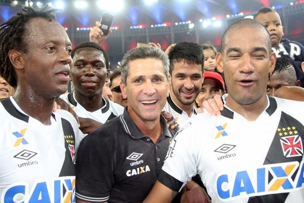Jorginho comemora com atletas o Bicampeonato Carioca no gramado do Maracan