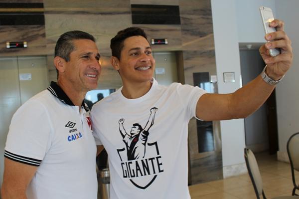 Bruno Maral tira selfie com o treinador Jorginho