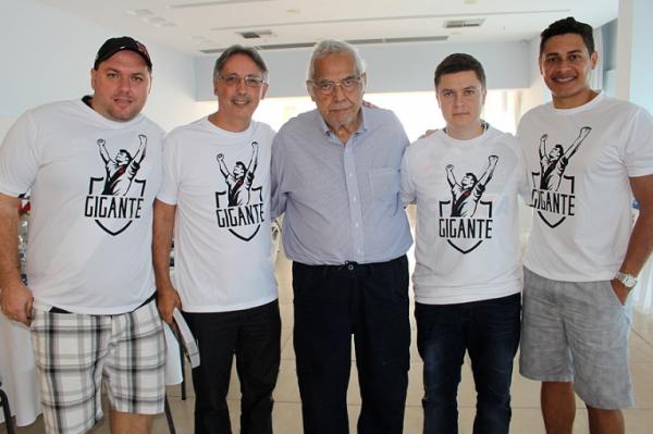 Presidente Eurico Miranda posa para foto com os Gigantes
