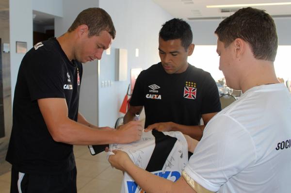 Marcelo Mattos e derson autografam camisa de Rodrigo Arajo