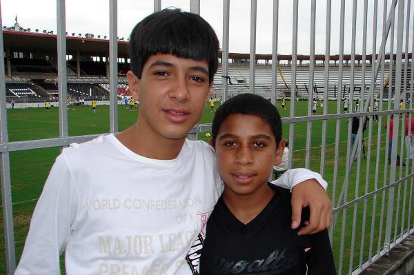 Luan e Washinton observam o treino do Vasco em 2007