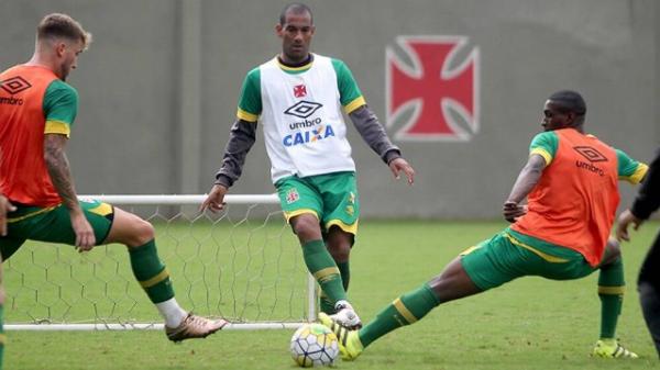 Rodrigo treina em campo anexo: estrutura melhorou no Vasco