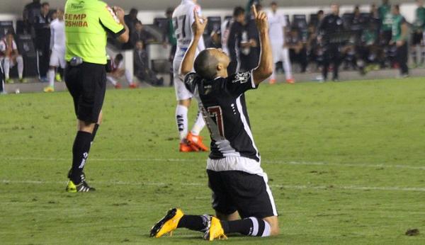Eder Lus comemora gol do Vasco no minuto final da derrota para o Santos