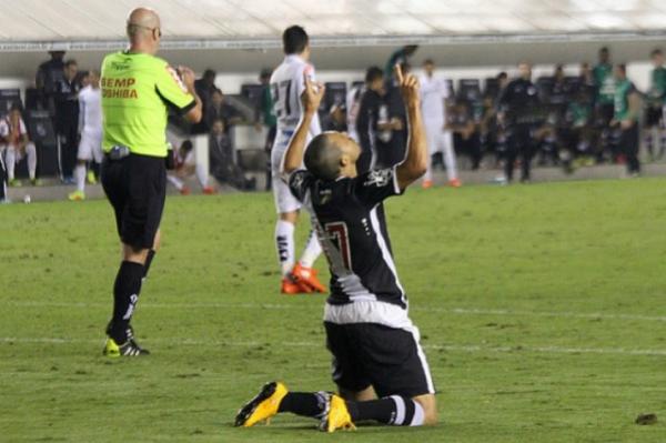 Eder Luis comemora seu gol contra o Santos