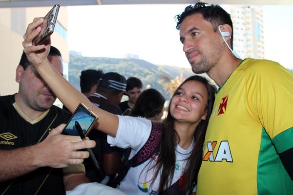 Poliana da Silva tira selfie com o goleiro uruguaio Martn Silva