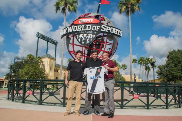 Eurico ngelo, assessor especial da presidncia, posa ao lado de Ricardo Villar, CEO da Florida Cup (e), e Patrick Dicks, diretor da Disney Sports (d)