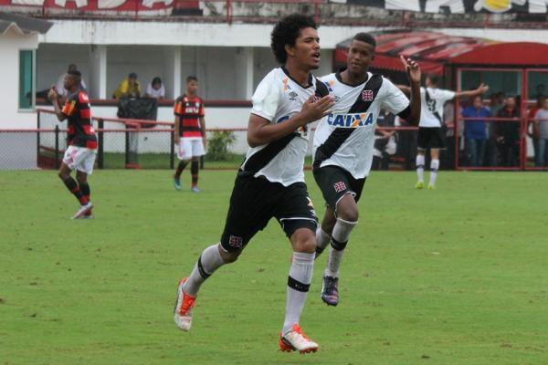 Douglas comemora gol sobre Flamengo na final do Carioca sub-17