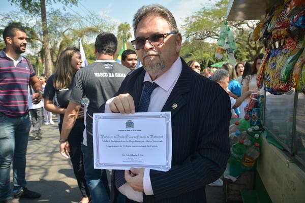 Ricardo Vasconcellos exibe o diploma de participao no desfile do Colgio Vasco da Gama