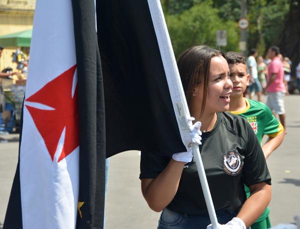 Aluna carrega a bandeira do Vasco
