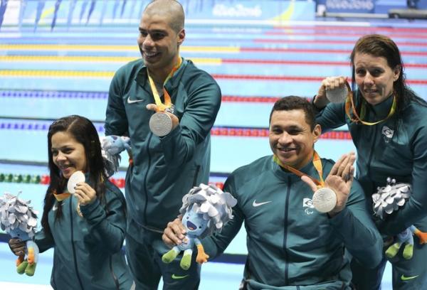 Joaninha, Daniel, Clodaldo e Susana exibem suas medalhas de prata
