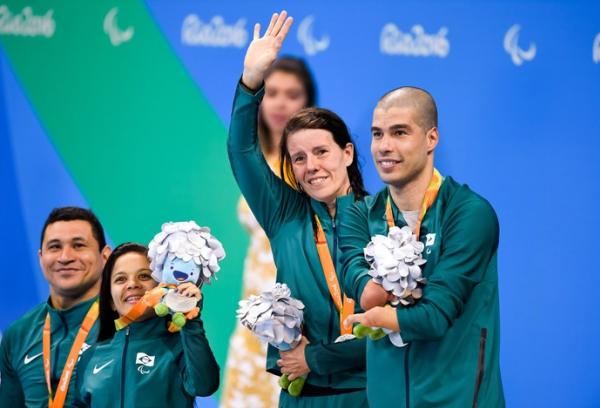 Ao lado de Clodoaldo, Joana e Daniel, Susana levanta os braos no pdio e comemora a conquista da indita medalha de prata no revezamento 4x50m livre misto