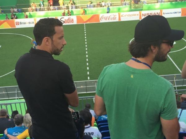 Nen, do Vasco, e o ator Rodrigo Santoro assistem ao Brasil