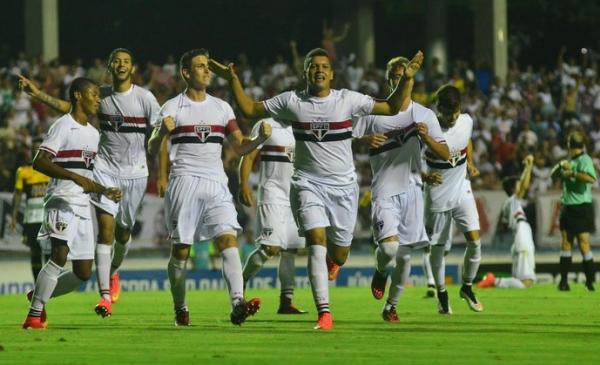 Felype, ao centro, comemora um de seus gols pelo So Paulo