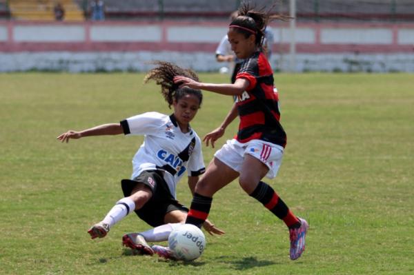 Mariana Santos faz desarme perfeito na jogadora rival