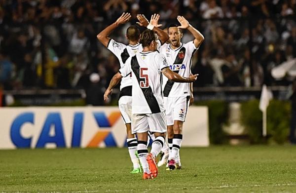 Descrio da imagem: Nen comemora primeiro gol do Vasco com Jnior Dutra e Diguinho