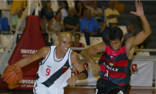 Em novembro de 2003, um dos muitos jogos da rivalidade entre Vasco e Flamengo no basquete, que renasce em 2016