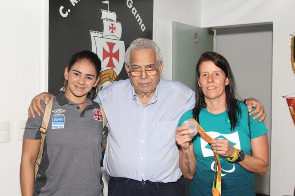 Presidente Eurico Miranda posa com Camille Rodrigues (esquerda) e Susana Schnarndorf (direita)