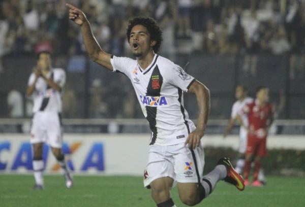 Douglas comemora gol contra o Vila Nova