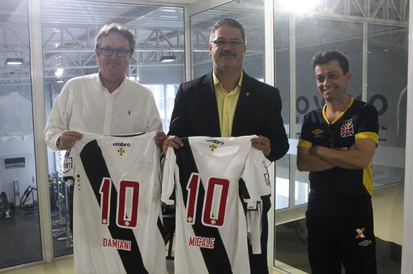 Visitantes receberam camisas oficiais personalizadas do Vasco