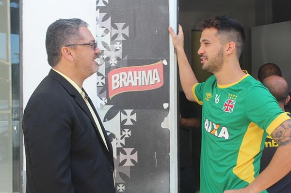 Zagueiro Luan conversa com treinador
