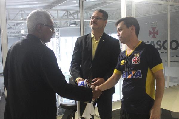 Gerente de futebol Isaas Ttinoco cumprimenta Alex Evangelista e Rogrio Micale