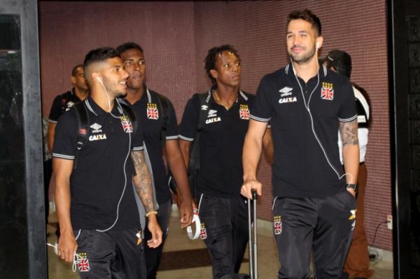 Jogadores durante desembarque no Aeroporto do Recife