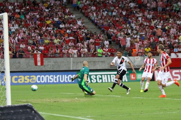 Madson toca na sada de Jlio Csar para marcar 1 gol pelo Vasco