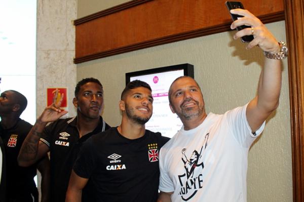 Andr Lus tira selfie com Thalles e Henrique