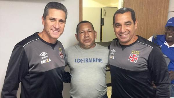 Presidente do Vasco-AC encontrou com o tcnico Jorginho e o auxiliar tcnico Zinho durante passagem por So Janurio