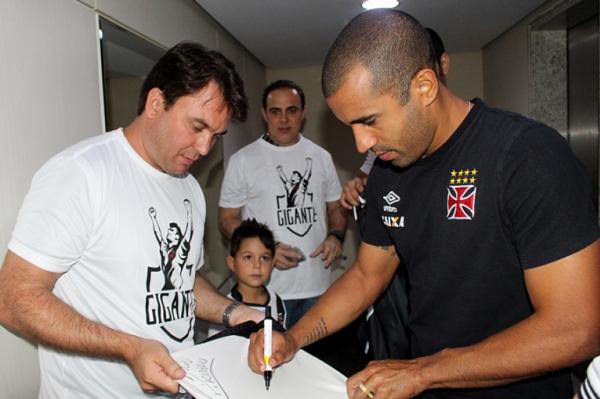 Jlio Csar autografa camisa de Leonardo Siqueira