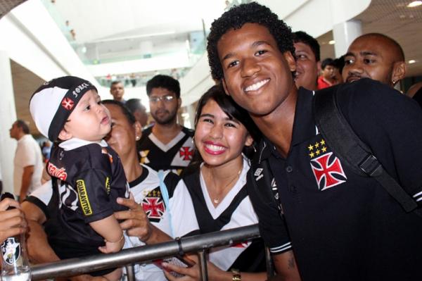 Alan recebe o carinho dos torcedores em Manaus