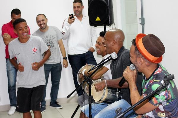 Ewerton do Amaral, conhecido como Ronaldinho, cai no samba a convite do grupo Bom Gosto
