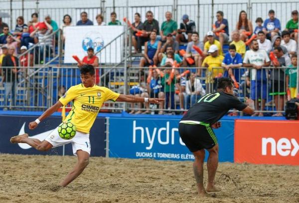 Brasil venceu o Mxico no Mundialito de futebol de areia, em Santos