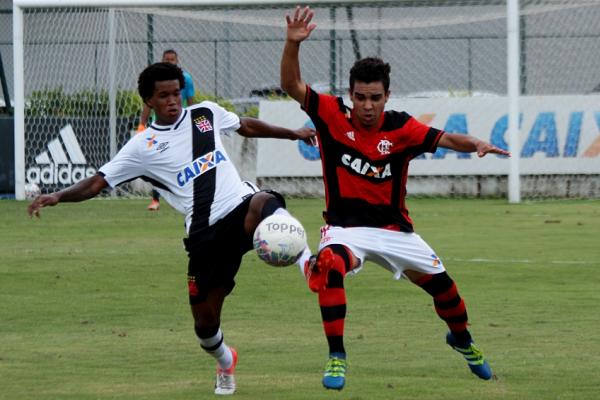 Alan disputa a bola com Moraes, do Flamengo