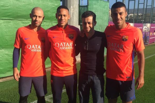 Alex Evangelista posa ao lado dos craques Mascherano, Neymar e Rafinha