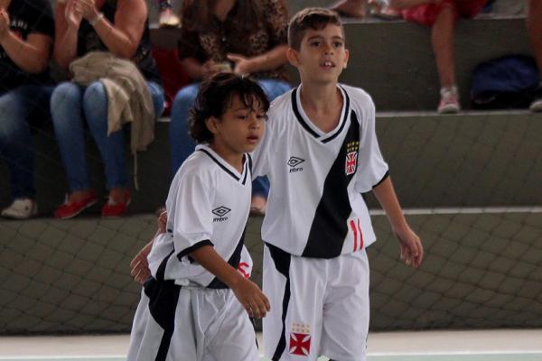 Vitinho e Gabriel festejam gol do sub-09 na Srie Ouro