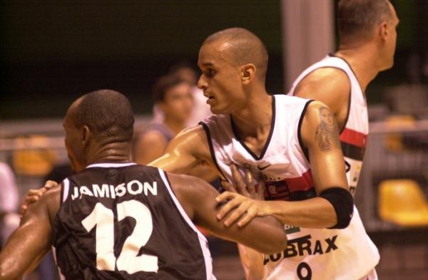 Ricardinho disputou jogos histricos contra o Vasco vestindo a camisa do Flamengo no basquete
