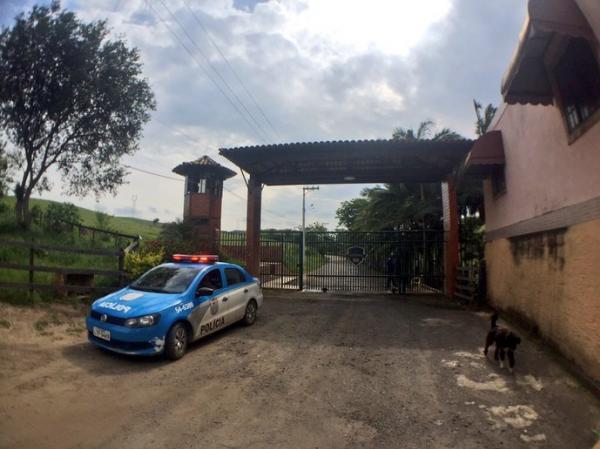 Carro da polcia militar fica estacionado na entrada do CT na cidade de Pinheiral
