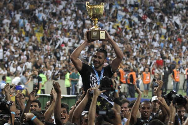 Luan levanta o trofu do Carioca de 2015, um dos 39 ttulos conquistados pelo Vasco no Maracan