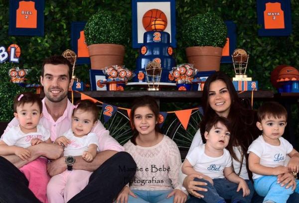Murilo Becker, jogador de basquete do Vasco, Patricia e os filhos