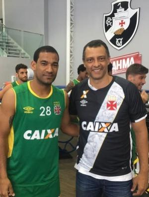 Alexandre Torres posa com Rodrigo durante visita ao Vasco