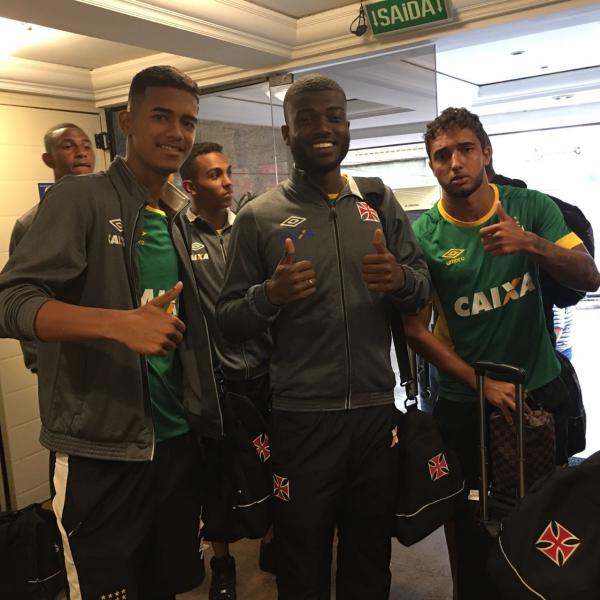 Zagueiros Mayck e Athyla com o atacante Hugo Borges na chegada do time  cidade de Porto Alegre