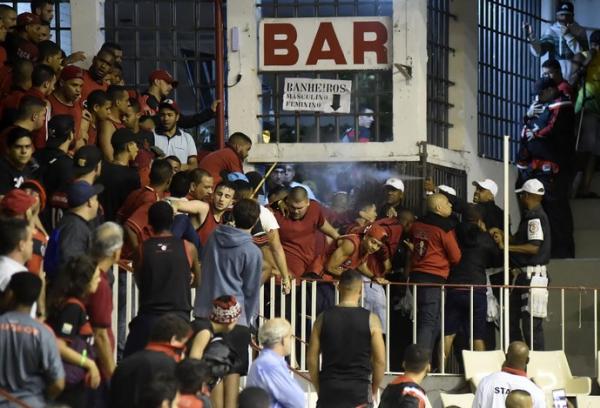 Interior do ginsio do Tijuca Tnis Clube teve briga entre torcidas do Flamengo. Rubro-Negro, que era mandante, foi punido pelo incidente. Duelo teve torcida nica