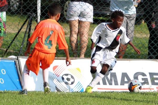 Mbanza participou dos dois primeiros gols vascanos