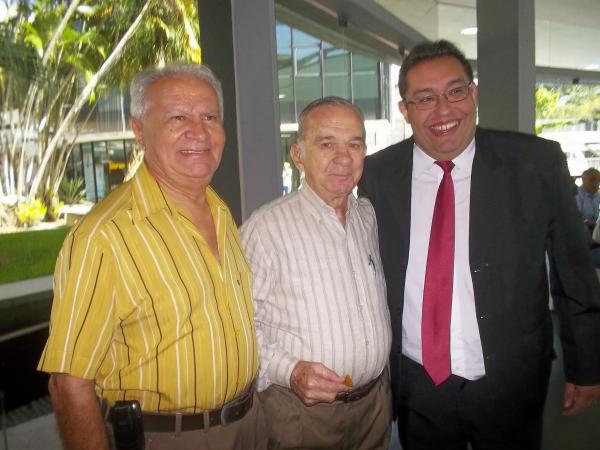 Jos Cabral (centro) ao lado dos jornalistas Carlos Ramirez e Wagner Menezes